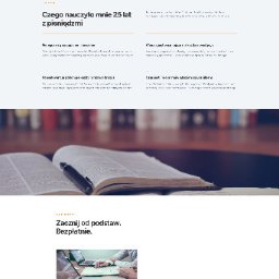 Rafał Kłos - Zrzut ekranu strony internetowej z ciemnym tłem, przedstawiający mężczyznę w okularach, nagłówki o budowaniu majątku, oś czasu kariery, oraz sekcje z ofertą edukacyjną i blogiem.