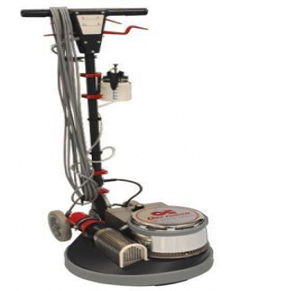 Profesjonalna maszyna do prania wykładzin dywanowych DRY FUSION, widoczny przewód zasilający i zbiornik na detergent, szara podstawa i chromowana obudowa szczotki, na białym tle.