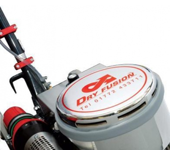 Fragment maszyny do prania wykładzin DRY FUSION z widocznym logo i numerem telefonu producenta, srebrna obudowa z czerwonymi akcentami.