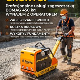 Ludwik Earthworks - Pracownik w masce i kasku obsługujący żółtą zagęszczarkę płytową Bomag BPR 450/60D na placu budowy, zagęszczający grunt pod nawierzchnię. Widoczne luźne kruszywo i ziemia.