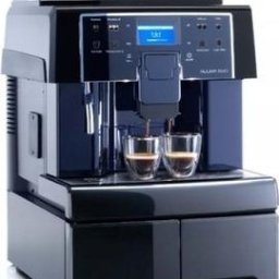 Paweł Jamróz Wynajem Atrakcji Okolicznościowych - Nowoczesny ekspres Saeco Aulika Evo w kolorze czarnym, parzący jednocześnie dwie filiżanki espresso. Widoczne ziarna kawy w górnym pojemniku i niebieski wyświetlacz.