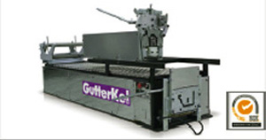 Maszyna do produkcji rynien aluminiowych marki GutterKol, z widocznym panelem sterowania i certyfikatem jakości po prawej stronie.