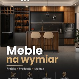 AvelioDesign - Nowoczesna kuchnia z zabudową meblową w ciemnym drewnie i czerni, z wyspą kuchenną, dwoma beżowymi hokerami, złotą baterią i podświetlanymi półkami.