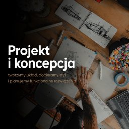 AvelioDesign - Ręka z tatuażami i pierścieniami na drewnianym biurku, otoczona szkicami architektonicznymi, markerami i laptopem, symbolizująca proces tworzenia układu i planowania funkcjonalnych rozwiązań.
