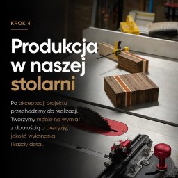 AvelioDesign - Stół stolarski z piłą tarczową i precyzyjnym kątownikiem, obok drewniane elementy z intarsją, symbolizujące produkcję mebli na wymiar.