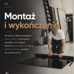 AvelioDesign - Mężczyzna w czapce i białej koszulce klęczy, precyzyjnie rozwijając ciemną, błyszczącą folię na jasnej podłodze w przestronnym wnętrzu z drabiną i panelami w tle.