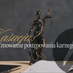Kancelaria Adwokacka adw. dr Kamil Bajer - Brązowa statuetka Temidy z wagą i mieczem na biurku, obok otwarty dokument. Na ciemnym tle złoty napis 'Kasacja?' i biały 'Wznowienie postępowania karnego?'.