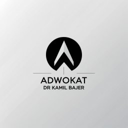 Kancelaria Adwokacka adw. dr Kamil Bajer - Minimalistyczne czarne logo z białą, stylizowaną literą A w okręgu, poniżej duży napis 'ADWOKAT' i mniejszy 'DR KAMIL BAJER', wszystko na jasnoszarym tle.