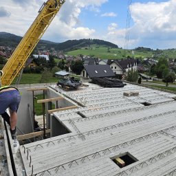 Grupa PHM - Strop w budynku apartamentowym a w tle stok narciarski Czorsztyn-Ski