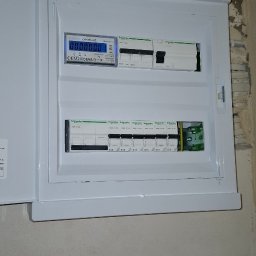 Paweł - Biała rozdzielnica elektryczna epn ELEGANT z cyfrowym licznikiem ORNO i wyłącznikami Schneider Electric, zamontowana w surowej ścianie.