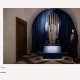 DOZO Studio - Wizualizacja projektu wystawy stałej: kobieta ogląda instalację z metalowych rur na niebieskim postumencie, w tle ciemnoniebieska kurtyna i łukowata wnęka, po lewej drewniane drzwi.