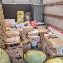 As Serwis - Wnętrze furgonetki wypełnione po brzegi kartonami z napisami 'mattress', 'LG Smart TV', lodówką, workami i pakunkami, gotowe do transportu mienia.