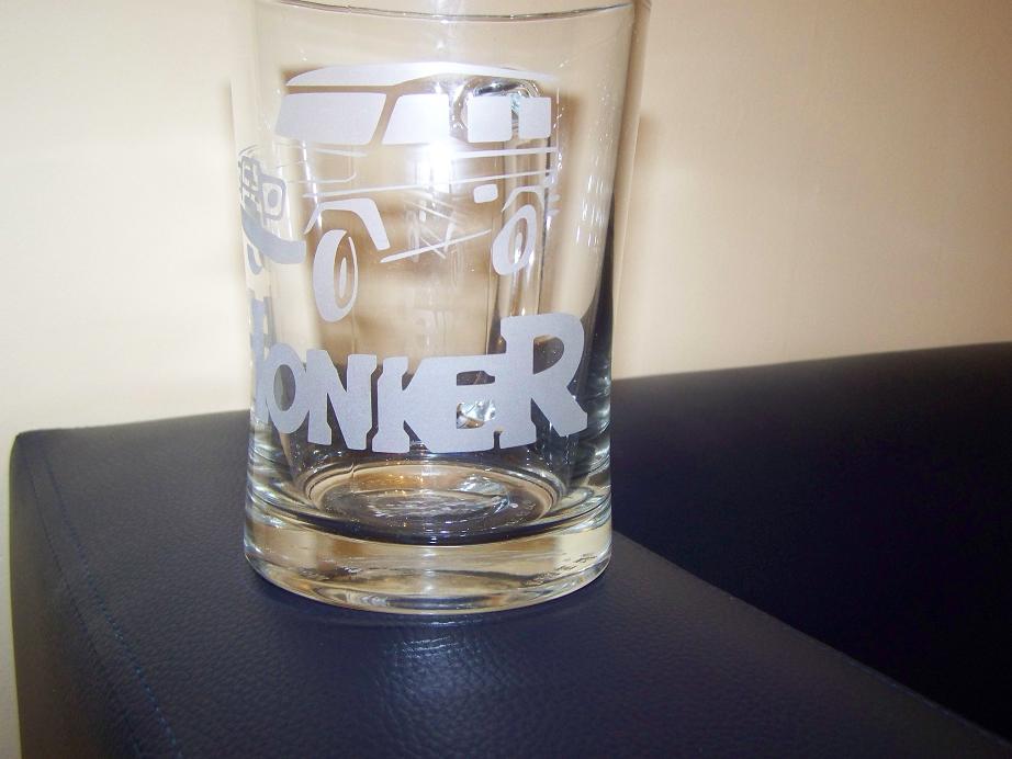 Kufel grawerowany, kieliszki ślubne, wazony ozdobne