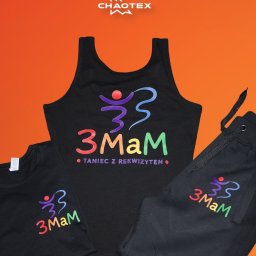 Chaotex - Zestaw czarnych ubrań sportowych z kolorowym, dynamicznym wzorem '3MaM TANIEC Z REKWIZYTEM', obejmujący top, koszulkę i spodnie dresowe, prezentowany na jaskrawym, pomarańczowym tle.