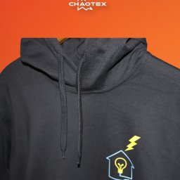 Chaotex - Czarna bluza z kapturem z kolorowym nadrukiem przedstawiającym dom z żarówką, piorunem i wtyczką, zawieszona na drewnianym wieszaku na pomarańczowym tle.