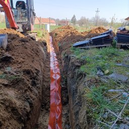 EKO-BUD USŁUGI WODNO-KANALIZACYJNE, BUDOWA PRZYŁĄCZY - Wykop pod instalację elektryczną (podsypka, folia ostrzegawcza, zagęszczenie wykopu) zgodnie ze sztuką.