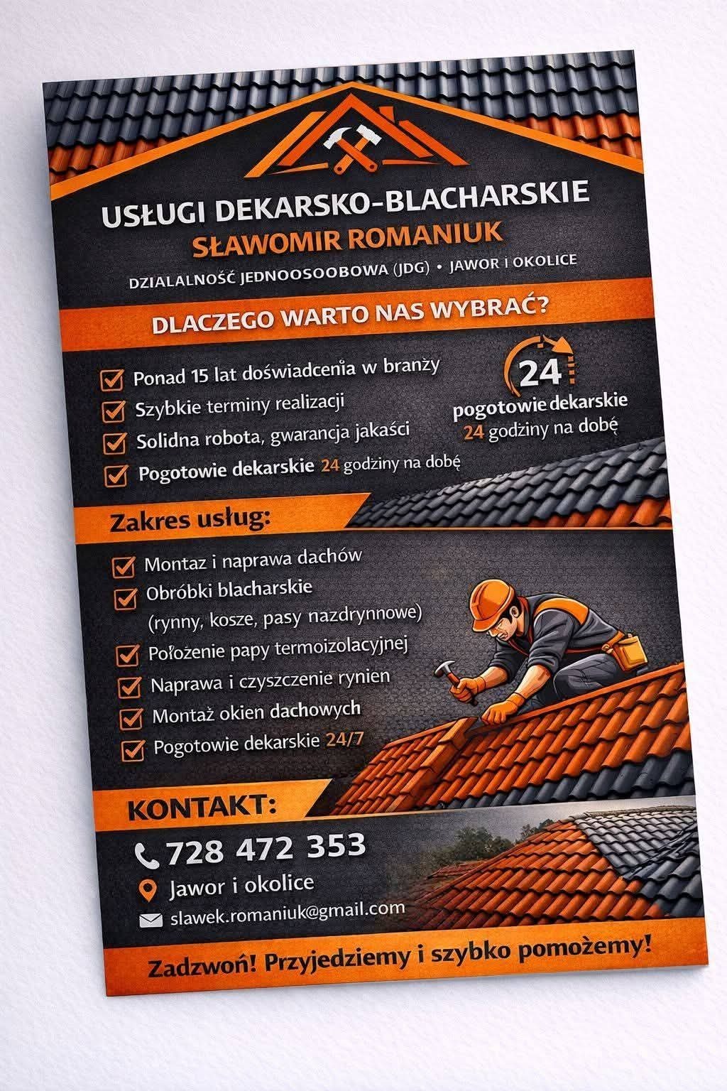 Reklama usług dekarsko-blacharskich Sławomira Romaniuka, z ilustracją dekarza na czerwonym dachu, logo z dachem i narzędziami oraz listą oferowanych prac, w tym montażu i naprawy dachów.