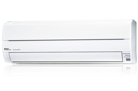 Biały klimatyzator ścienny FUJI z widocznym panelem sterowania i napisem DC Inverter, umieszczony na białym tle z odbiciem.