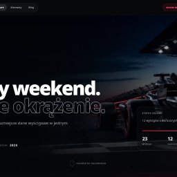 VoxelForge Sp. z o.o. - Strona główna serwisu F1Race.pl z ciemnym tłem, bolidem F1 na torze i nagłówkiem 'Każdy weekend. Każde okrążenie.'. Interfejs zawiera nawigację, status sezonu 2026 i przycisk 'Zobacz kalendarz'.