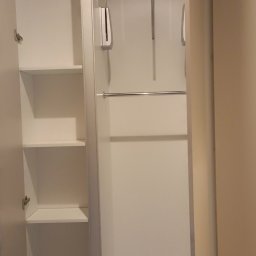 Knop - Nowoczesna biała szafa wnękowa z trzema półkami po lewej i chromowanym drążkiem z systemem pantografu po prawej stronie.