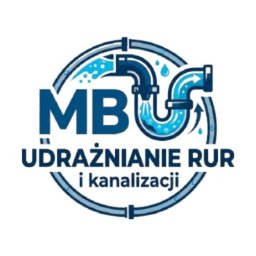 Marc Besler udrażnianie rur i kanalizacji - Logo firmy 'MB' z niebieskimi literami, otoczone stylizowanymi rurami kanalizacyjnymi, przez które przepływa woda, symbolizując czyszczenie i drożność. Pod spodem tekst 'i kanalizacji'.