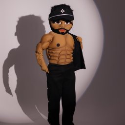 Nati Boom Party - Kreskówkowa maskotka w czapce szeryfa i czarnym stroju, odsłaniająca sztuczny, muskularny tors, oświetlona punktowym światłem.