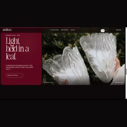 DIAG REC - Screenshot strony internetowej 'ambiera' prezentujący parę szklanych kinkietów w kształcie liści, trzymanych w dłoniach na tle zielonej roślinności, z opisem produktu.