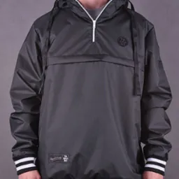 Czarna kurtka typu anorak z kapturem, z białym zamkiem do połowy i białymi paskami na mankietach i dole, prezentowana na modelu na szarym tle.