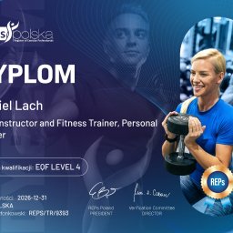 Daniel Lach - Dyplom REPS Polska dla Daniela Lacha, potwierdzający kwalifikacje instruktora siłowni i trenera personalnego (EQF LEVEL 4), ważny do 2026-12-31. W tle uśmiechnięta kobieta z hantlem i mężczyzna.