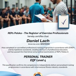 Daniel Lach - Certyfikat REPs Polska dla Daniela Lacha potwierdzający kwalifikacje Personal Trainer EQF Level 4, z rozmytym tłem przedstawiającym mężczyznę podpisującego dokument.