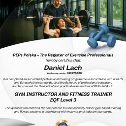 Daniel Lach - Certyfikat REPs Polska dla Daniela Lacha potwierdzający kwalifikacje instruktora siłowni EQF Level 3, z tłem przedstawiającym mężczyzn ćwiczących z ciężarami w nowoczesnej siłowni.