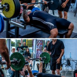 FIT A&M - Mężczyzna i kobieta w kombinezonach sportowych wykonujący wyciskanie sztangi leżąc, z asystą spotterów, podczas wydarzenia siłowego na zewnątrz.
