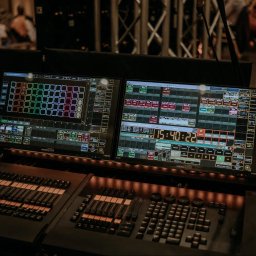 Gremium - Realizacja Techniczna i Studio Nagrań - Dwa ekrany kontrolera HANNSpree z interfejsem do sterowania efektami wizualnymi i dźwiękowymi, widoczne suwaki i przyciski, na ekranie czas 15:40:22, w tle niewyraźne postacie.