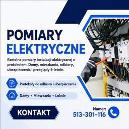 Denis Rychlik - Ręka w czarnej rękawiczce z pomarańczową sondą dotyka przewodów i elementów instalacji w otwartej skrzynce elektrycznej, wykonując testy.