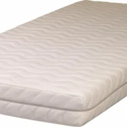 Jasny materac z falistym wzorem powierzchni i widocznym zamkiem błyskawicznym na boku.