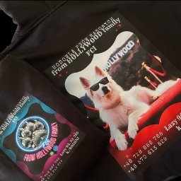Hifilon Drukarnia DTF - Dwie ciemne bluzy z kapturem, każda z unikalnym, kolorowym nadrukiem DTF: jedna z białym psem w okularach na czerwonym tle, druga ze stylizowaną łapą i koroną.