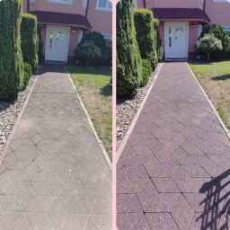 Rafał Dwornik - Porównanie przed i po czyszczeniu chodnika z kostki brukowej o geometrycznym wzorze, prowadzącego do różowego domu. Szara, zabrudzona nawierzchnia odzyskała pierwotny, ceglany kolor.