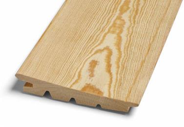 Deska podłogowa z jasnego drewna o wyraźnym usłojeniu, ułożona ukośnie na białym tle. Widoczne połączenie pióro-wpust, podkreślające precyzję obróbki.