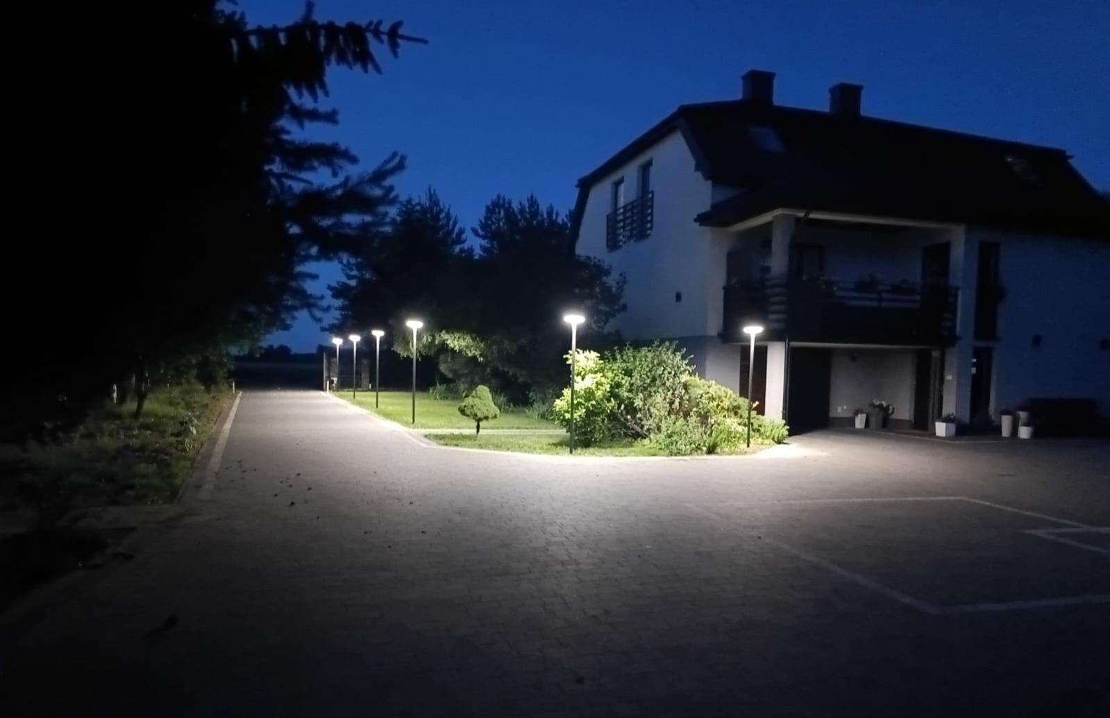 Oświetlenie podjazdu — Smart Home