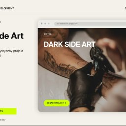 Chojnacki Bartosz - Konceptualny projekt strony internetowej dla studia tatuażu 'Dark Side Art', prezentowany w ramce przeglądarki, z ciemnym tłem, dużą typografią i zdjęciem tatuowania ramienia.