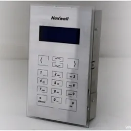Panel sterowania domofonu/wideofonu Nexwell ze stali nierdzewnej z wyświetlaczem i klawiaturą numeryczną, widoczny z boku.