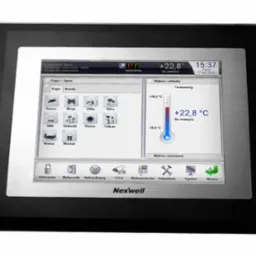 Panel dotykowy systemu inteligentnego domu Nexwell, wyświetlający temperaturę wewnątrz i na zewnątrz, z ikonami sterowania oświetleniem, roletami i innymi funkcjami.