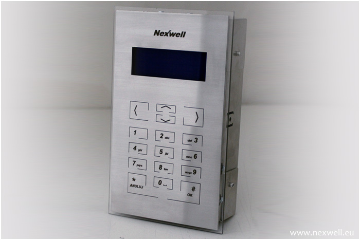 Panel sterowania domofonu/wideofonu Nexwell ze stali nierdzewnej z wyświetlaczem i klawiaturą numeryczną, widoczny z boku.
