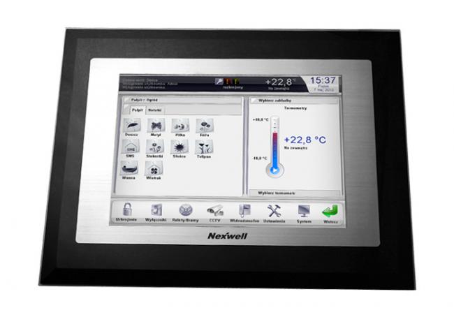 Panel dotykowy systemu inteligentnego domu Nexwell, wyświetlający temperaturę wewnątrz i na zewnątrz, z ikonami sterowania oświetleniem, roletami i innymi funkcjami.