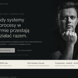 Bogusław Tolarz - oprogramowanie i automatyzacja - Zrzut ekranu strony internetowej tolarz.pl z czarno-białym portretem mężczyzny w zamyślonej pozie i hasłem o systemach IT w firmie.