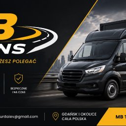 MB Trans - Ciemnoszary samochód dostawczy z kontenerem i logo 'MB TRANS' na boku, dynamicznie jadący autostradą o zmierzchu, z widocznym miastem w tle. Grafika promocyjna.