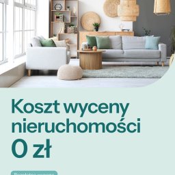 Bartłomiej Sokołowski pośrednictwo w obrocie nieruchomościami - Nowoczesny salon w stylu skandynawskim z jasnoszarą sofą, drewnianym stolikiem, regałem z roślinami, dużymi oknami i plecionymi lampami.