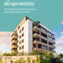 Bartłomiej Sokołowski pośrednictwo w obrocie nieruchomościami - Nowoczesny budynek mieszkalny z beżowo-białą elewacją, licznymi balkonami z ciemnymi balustradami i zewnętrznymi żaluzjami. Przed nim betonowy mur porośnięty bluszczem, w słoneczny dzień.