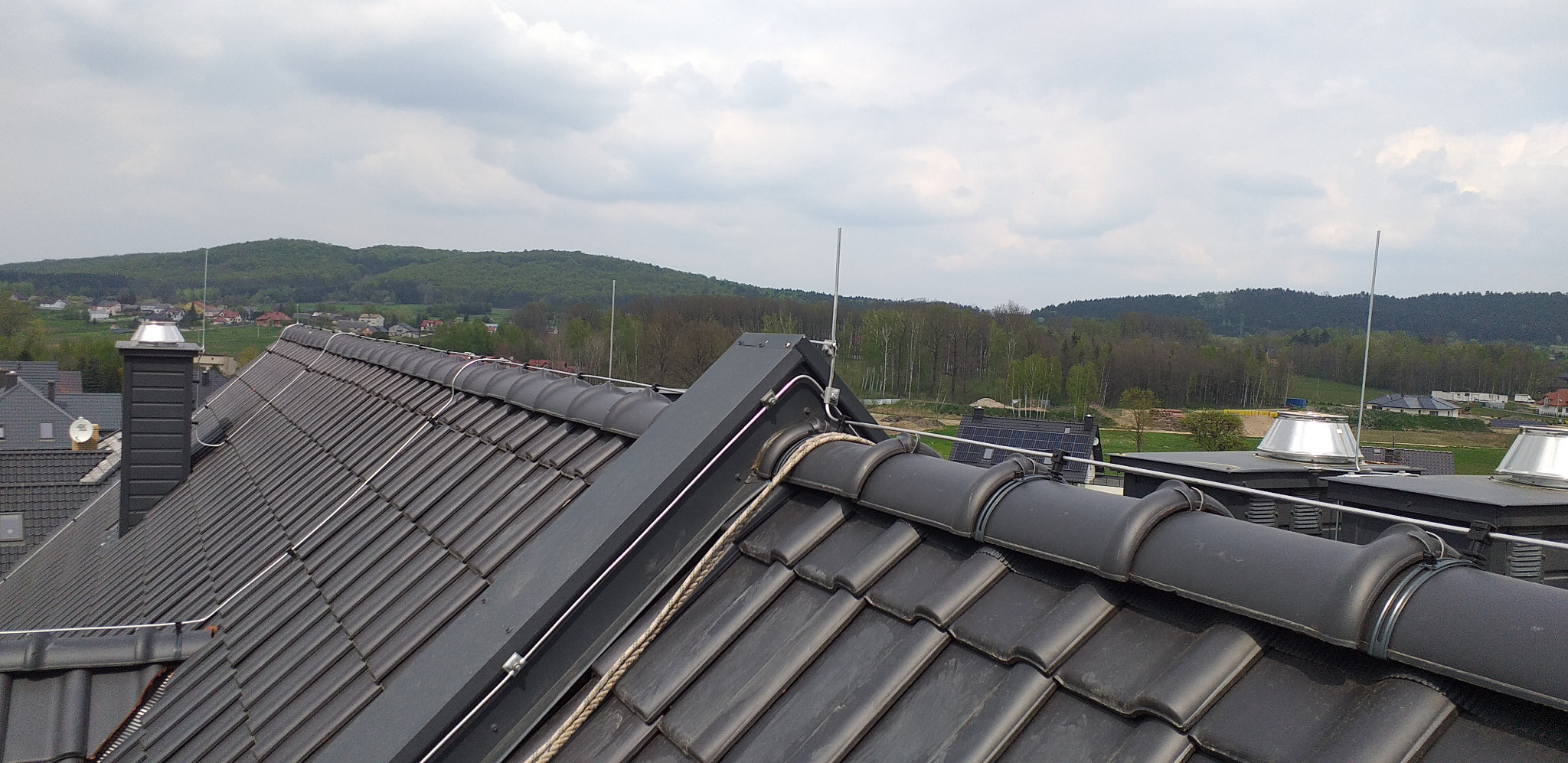 Z góry tak wygląda nasza instalacja odgromowa, a z dołu jest prawie niewidoczna.
