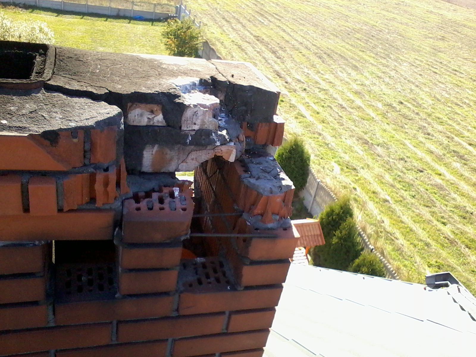 A to skutek uderzenia pioruna w komin. oczywiście nie było instalacji odgromowej.